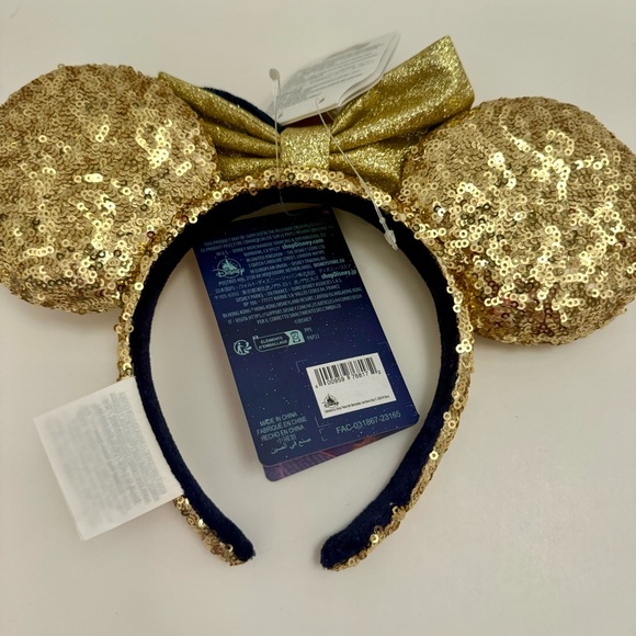 NWT. Disney Ear Headband - Minnie Mouse - Wish.
Wish sequined ear headband. - Picture 7 of 11